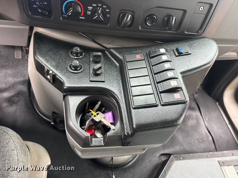 image for item EG8931 2015 Ford E350 shuttle bus