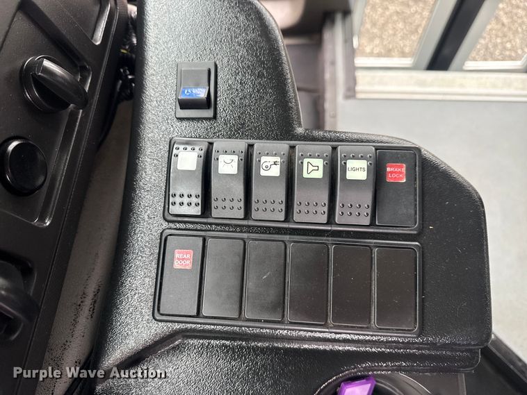 image for item EG8931 2015 Ford E350 shuttle bus