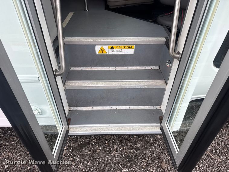 image for item EG8931 2015 Ford E350 shuttle bus