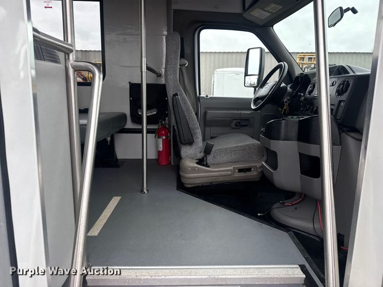 image for item EG8931 2015 Ford E350 shuttle bus