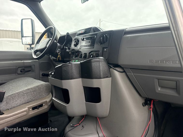 image for item EG8931 2015 Ford E350 shuttle bus