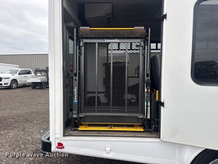 image for item EG8931 2015 Ford E350 shuttle bus