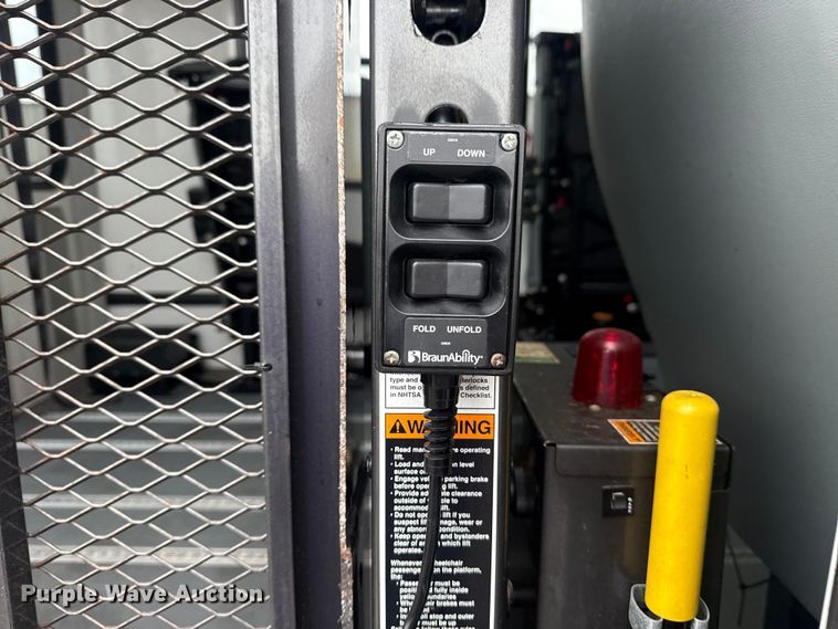 image for item EG8931 2015 Ford E350 shuttle bus