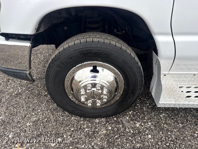 image for item EG8931 2015 Ford E350 shuttle bus