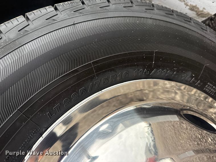 image for item EG8931 2015 Ford E350 shuttle bus