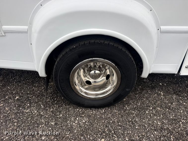 image for item EG8931 2015 Ford E350 shuttle bus