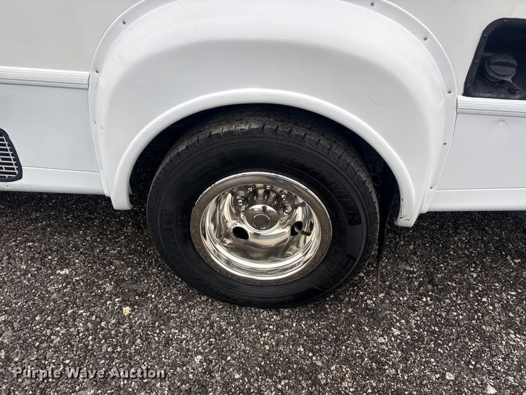 image for item EG8931 2015 Ford E350 shuttle bus