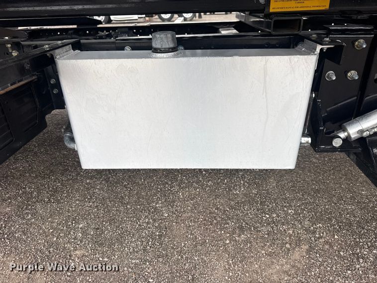 image for item EG8940 2022 Isuzu NRR rollback truck