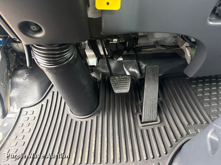 image for item EG8940 2022 Isuzu NRR rollback truck