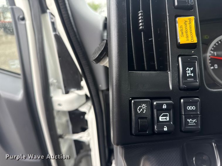 image for item EG8940 2022 Isuzu NRR rollback truck