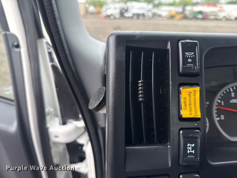 image for item EG8940 2022 Isuzu NRR rollback truck