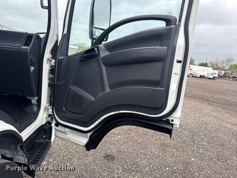 image for item EG8940 2022 Isuzu NRR rollback truck