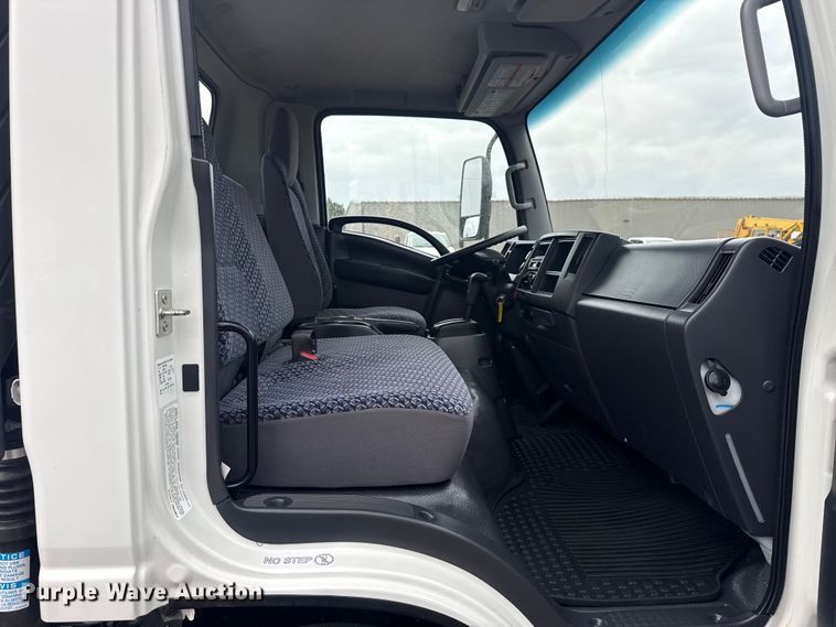 image for item EG8940 2022 Isuzu NRR rollback truck