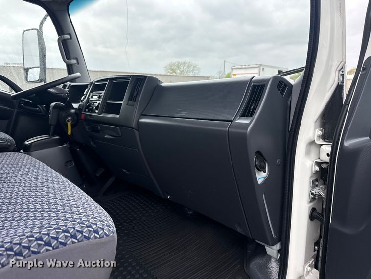 image for item EG8940 2022 Isuzu NRR rollback truck