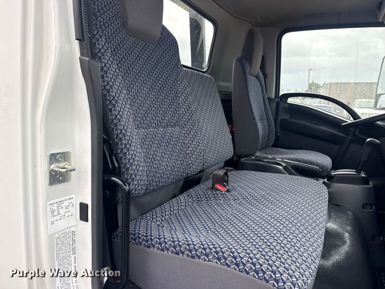 image for item EG8940 2022 Isuzu NRR rollback truck