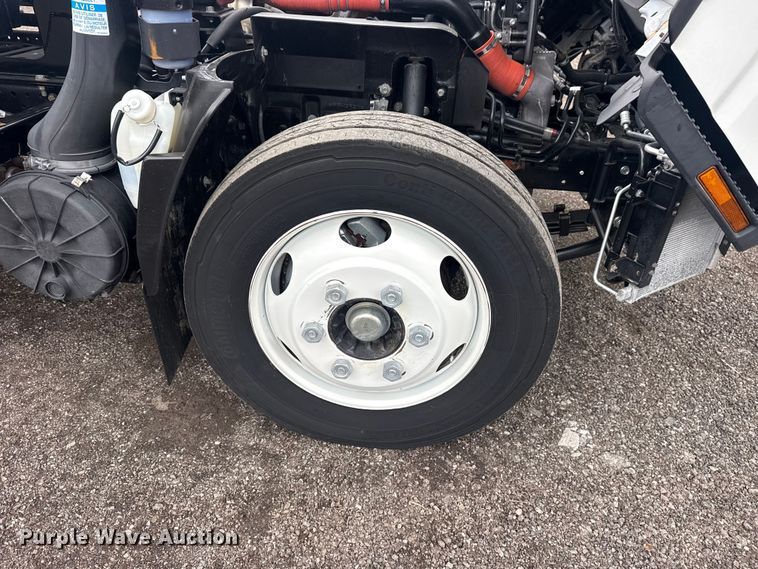 image for item EG8940 2022 Isuzu NRR rollback truck