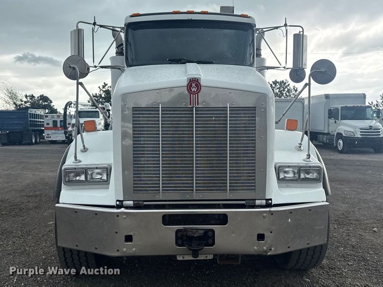 image for item EG8971 2007 Kenworth T800 fuel truck