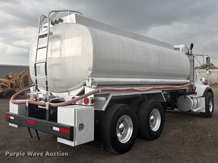image for item EG8971 2007 Kenworth T800 fuel truck
