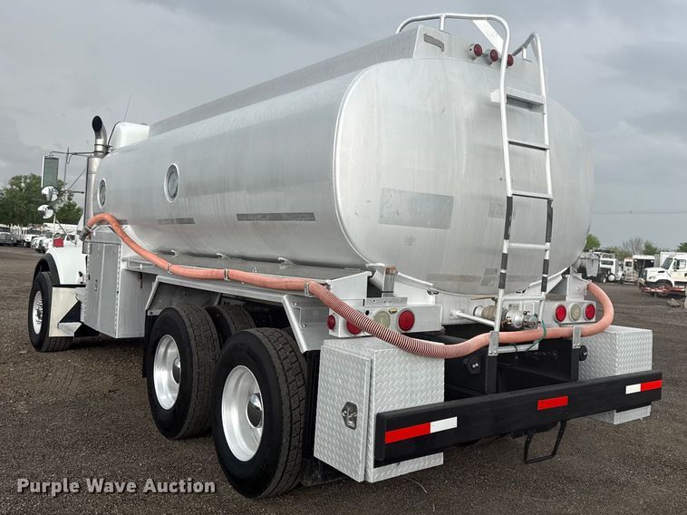 image for item EG8971 2007 Kenworth T800 fuel truck