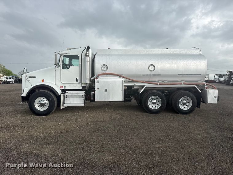 image for item EG8971 2007 Kenworth T800 fuel truck