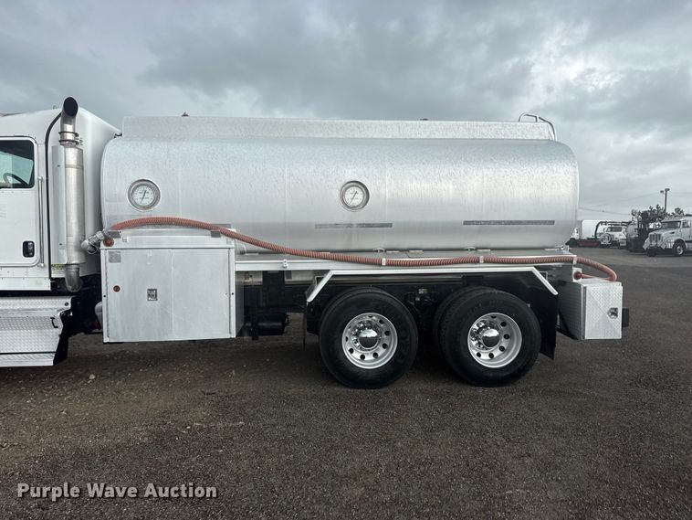 image for item EG8971 2007 Kenworth T800 fuel truck