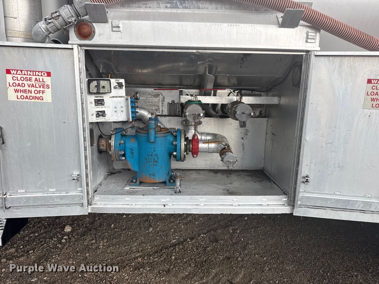image for item EG8971 2007 Kenworth T800 fuel truck