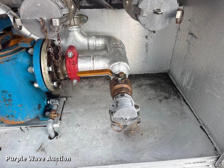 image for item EG8971 2007 Kenworth T800 fuel truck