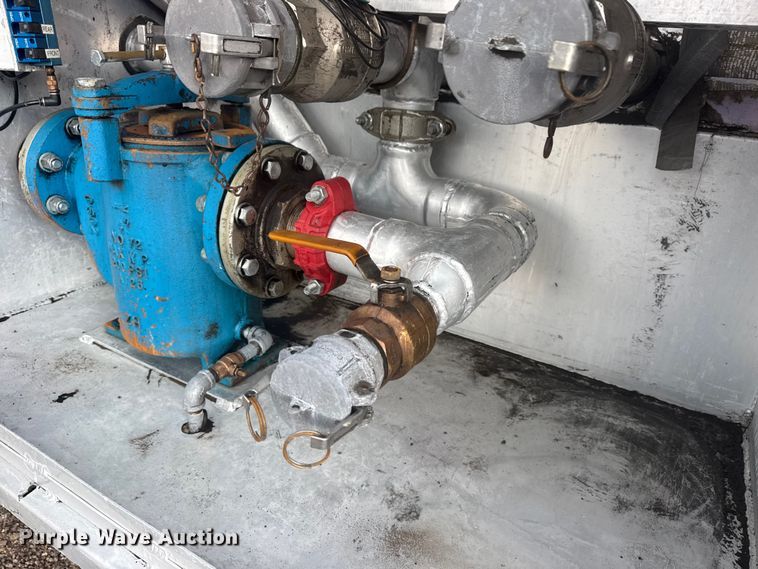 image for item EG8971 2007 Kenworth T800 fuel truck