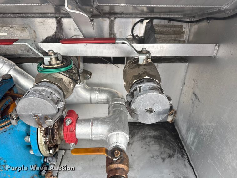 image for item EG8971 2007 Kenworth T800 fuel truck