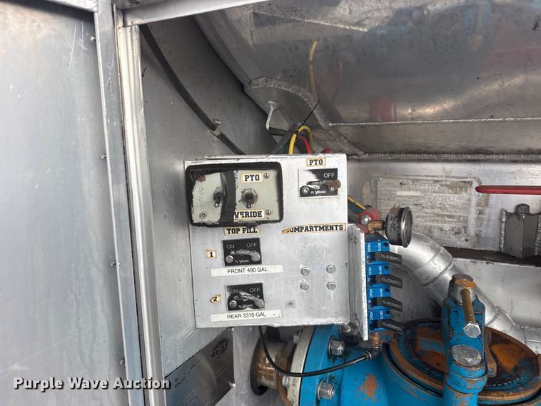 image for item EG8971 2007 Kenworth T800 fuel truck