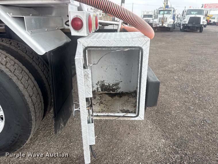 image for item EG8971 2007 Kenworth T800 fuel truck