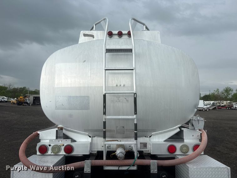 image for item EG8971 2007 Kenworth T800 fuel truck