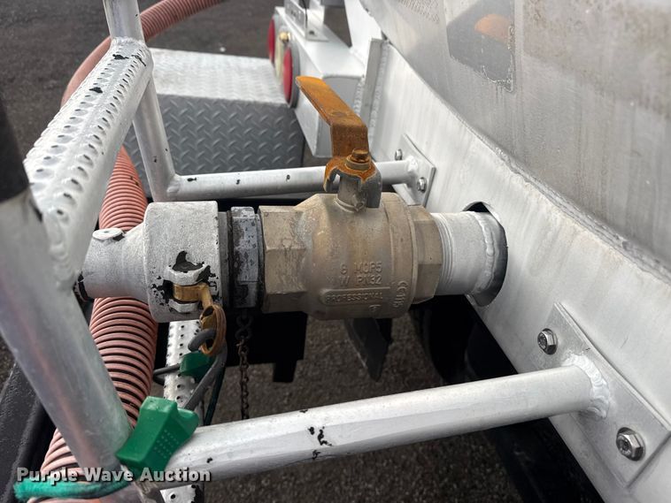 image for item EG8971 2007 Kenworth T800 fuel truck