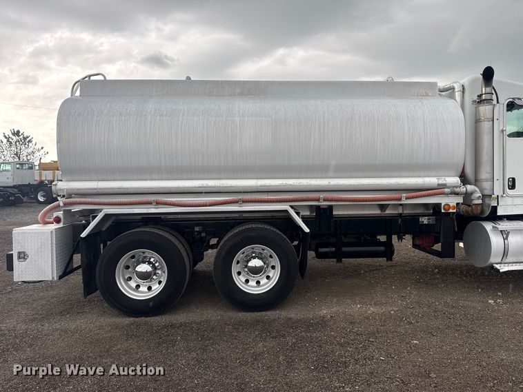image for item EG8971 2007 Kenworth T800 fuel truck