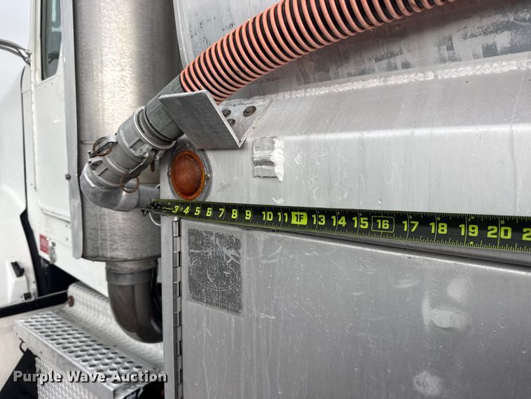 image for item EG8971 2007 Kenworth T800 fuel truck