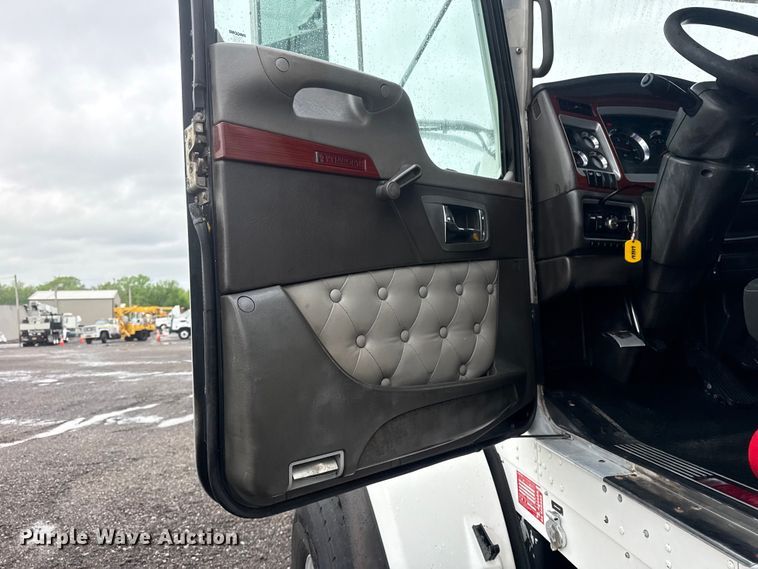 image for item EG8971 2007 Kenworth T800 fuel truck