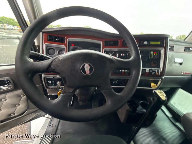 image for item EG8971 2007 Kenworth T800 fuel truck