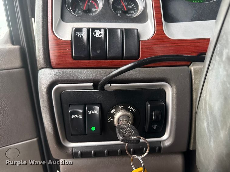 image for item EG8971 2007 Kenworth T800 fuel truck