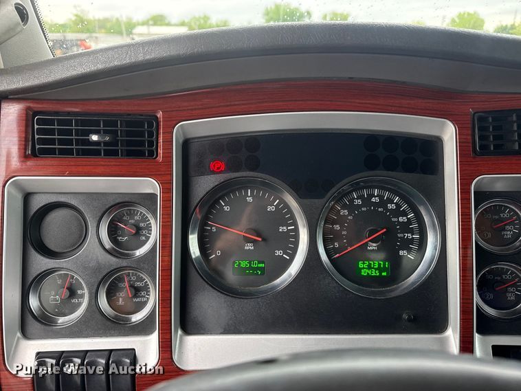 image for item EG8971 2007 Kenworth T800 fuel truck
