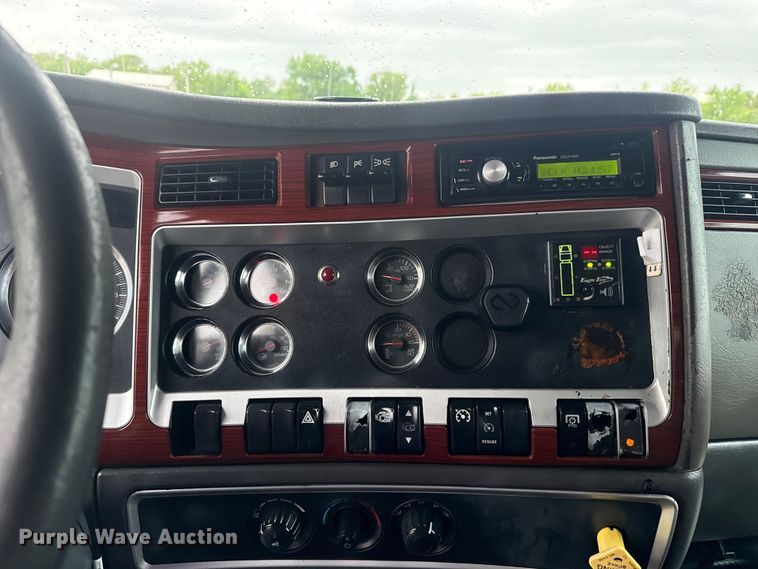 image for item EG8971 2007 Kenworth T800 fuel truck