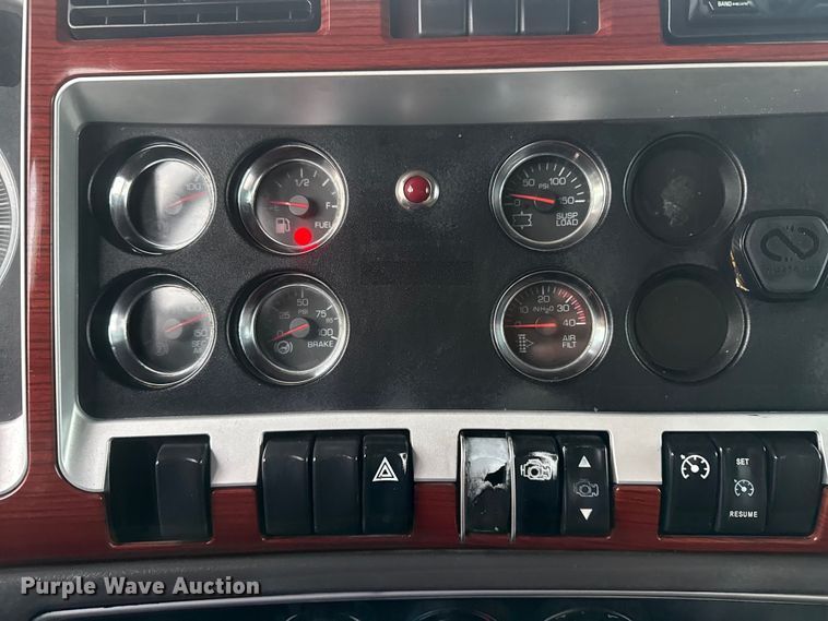 image for item EG8971 2007 Kenworth T800 fuel truck