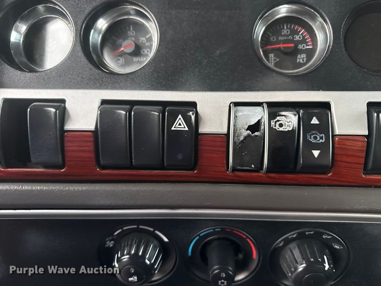 image for item EG8971 2007 Kenworth T800 fuel truck