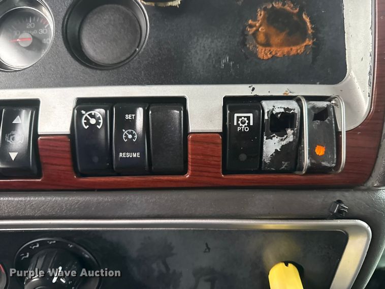 image for item EG8971 2007 Kenworth T800 fuel truck