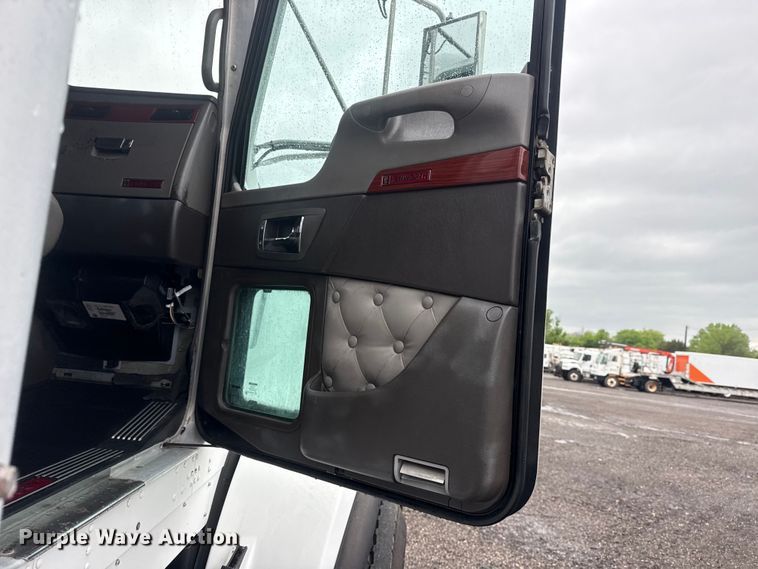 image for item EG8971 2007 Kenworth T800 fuel truck