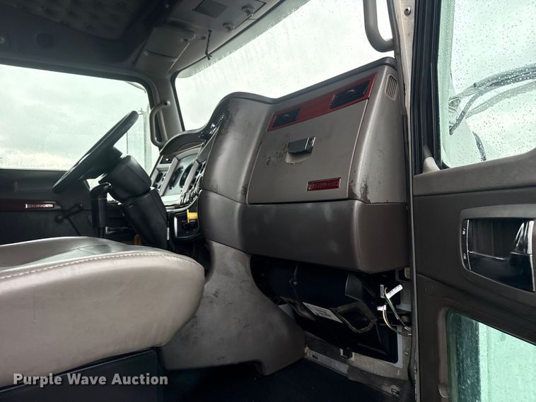 image for item EG8971 2007 Kenworth T800 fuel truck