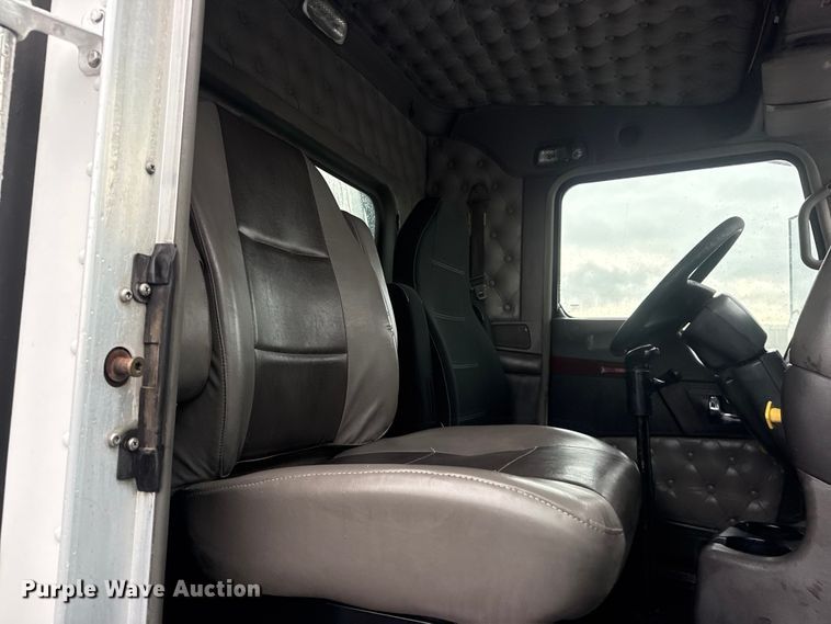 image for item EG8971 2007 Kenworth T800 fuel truck