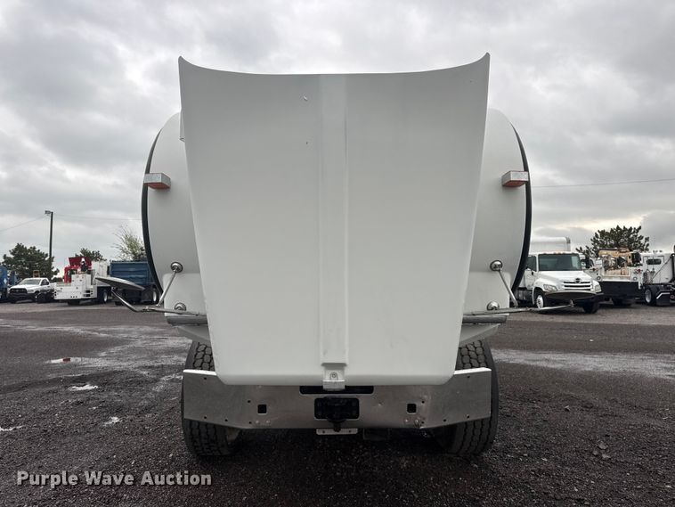 image for item EG8971 2007 Kenworth T800 fuel truck