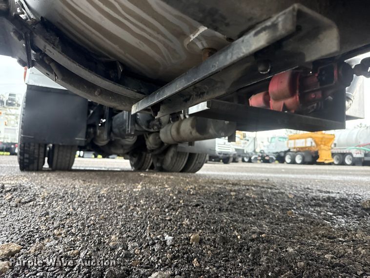 image for item EG8971 2007 Kenworth T800 fuel truck