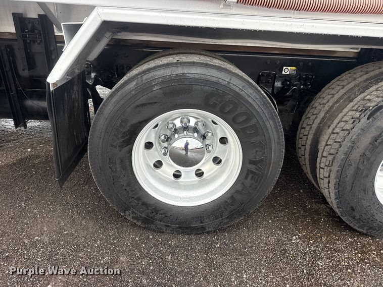 image for item EG8971 2007 Kenworth T800 fuel truck