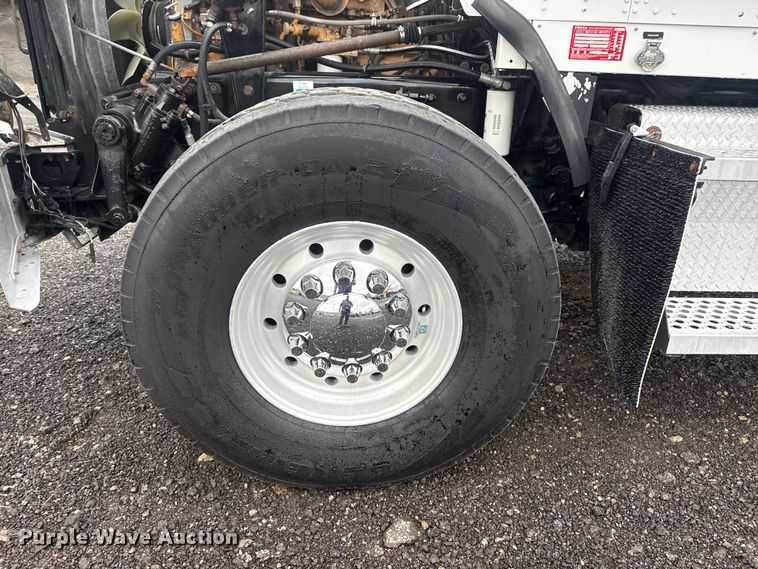 image for item EG8971 2007 Kenworth T800 fuel truck
